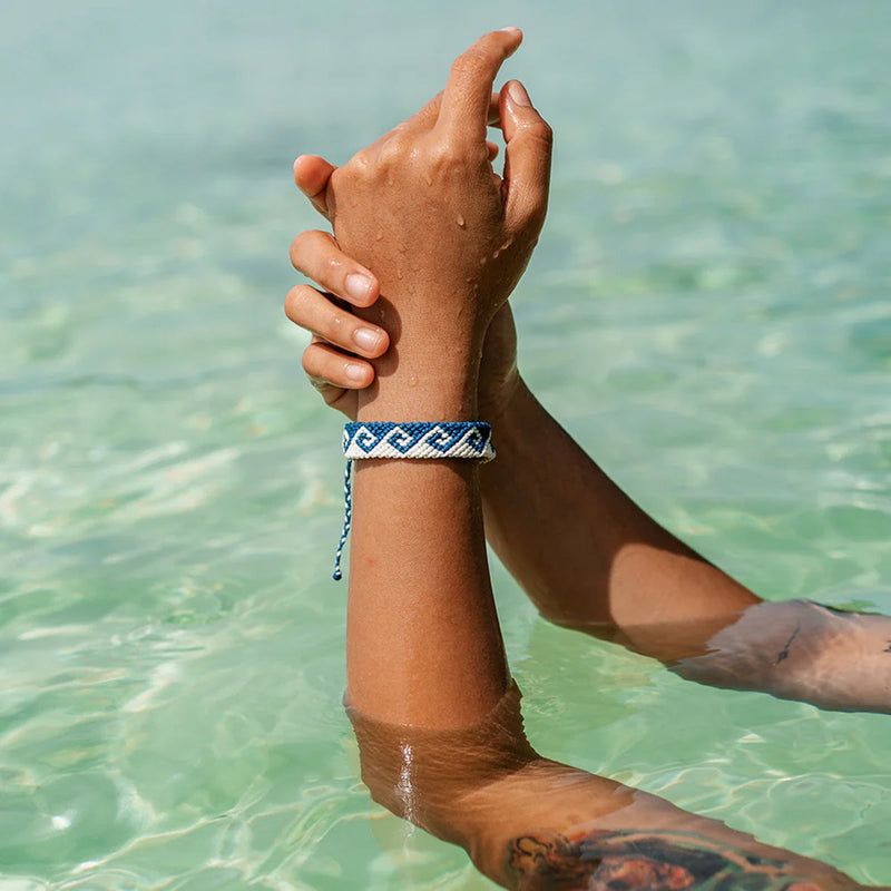 Load image into Gallery viewer, 4Ocean Glow-In-The-Dark Deep Sea Wave Bracelet