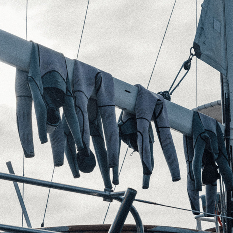 Load image into Gallery viewer, Manera Women's Magma Meteor 6/4 Hooded Chest-Zip Wetsuit - 2023