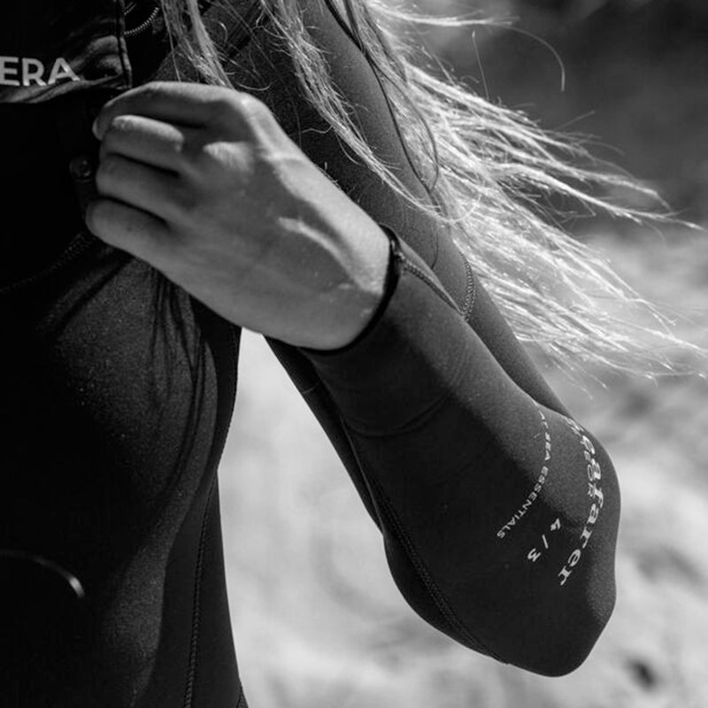 Load image into Gallery viewer, Manera Women's Seafarer 4/3 Chest-Zip Wetsuit - 2024