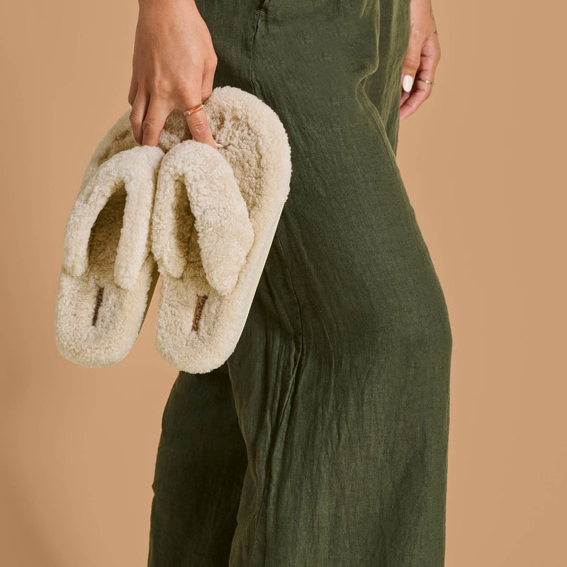 Load image into Gallery viewer, OluKai Women's Kīpe'a Heu Fuzzy Slipper Sandals 7