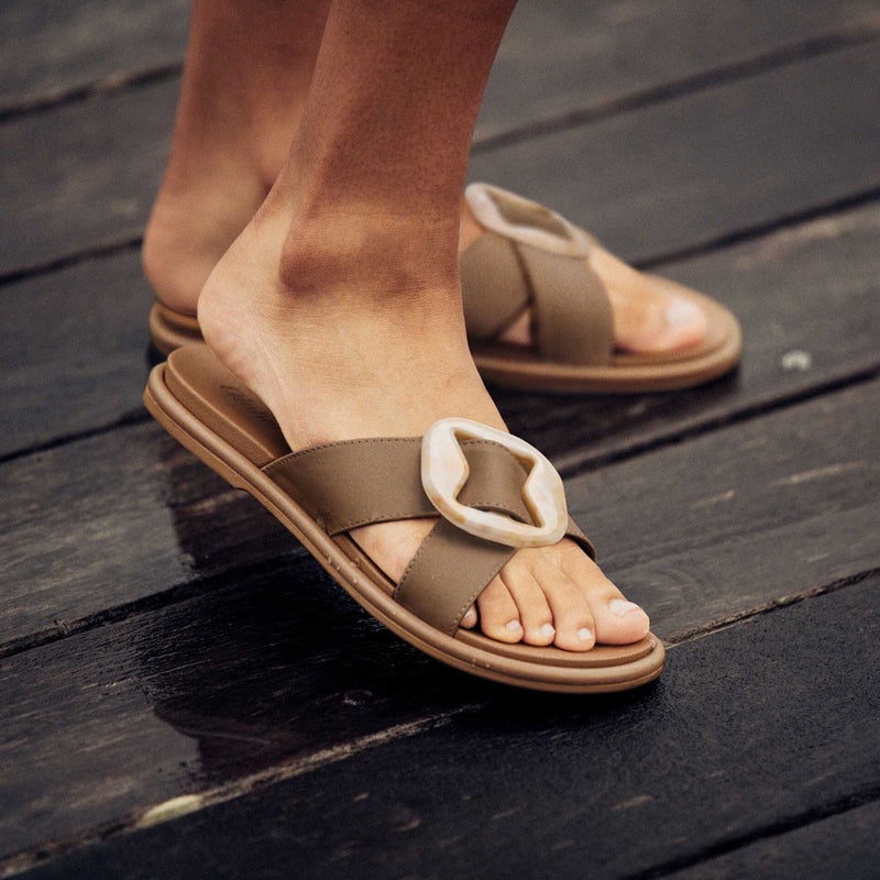 Load image into Gallery viewer, OluKai Women's La'i Slide Sandals