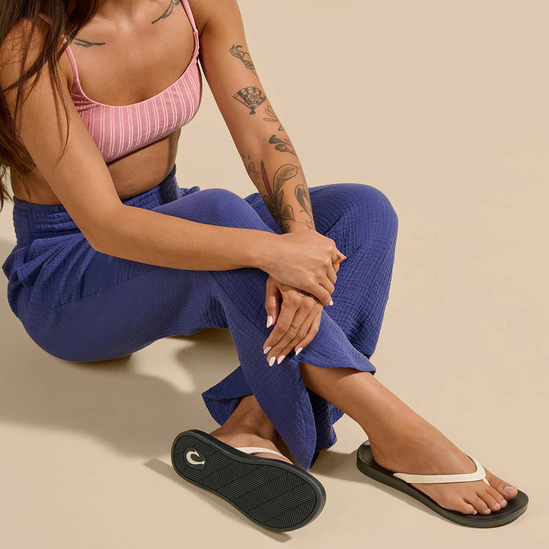 Load image into Gallery viewer, OluKai Women's Lalahi Leather Beach Sandals