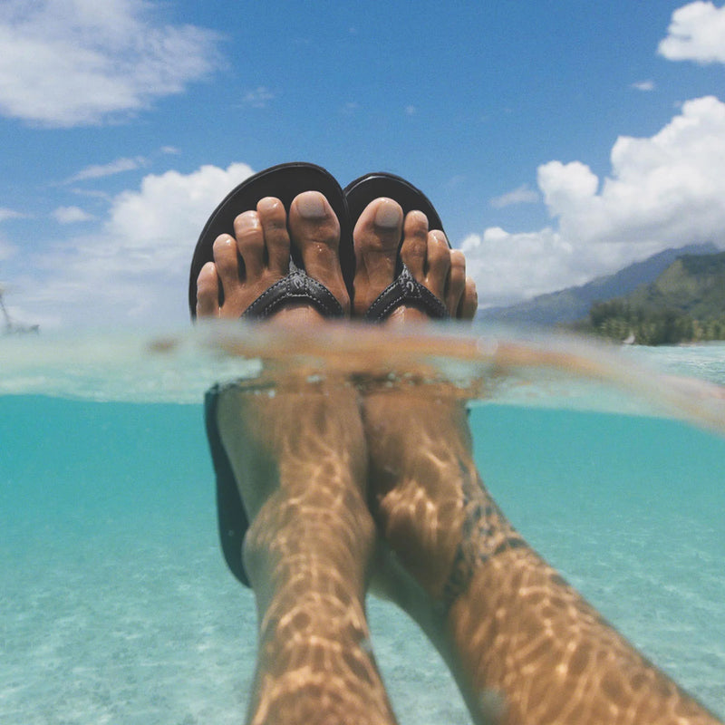 Load image into Gallery viewer, OluKai Women's Ho‘ōpio Classic Beach Sandals