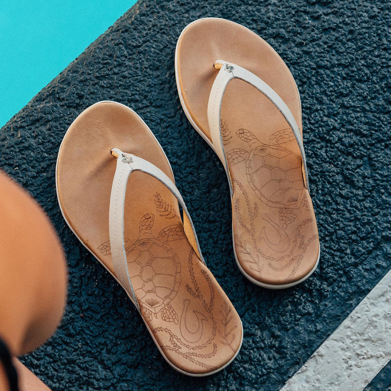 Load image into Gallery viewer, OluKai Women's Honu Leather Beach Sandals