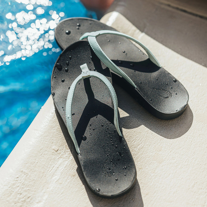 Load image into Gallery viewer, OluKai Women's Puawe Cushioned Beach Sandals