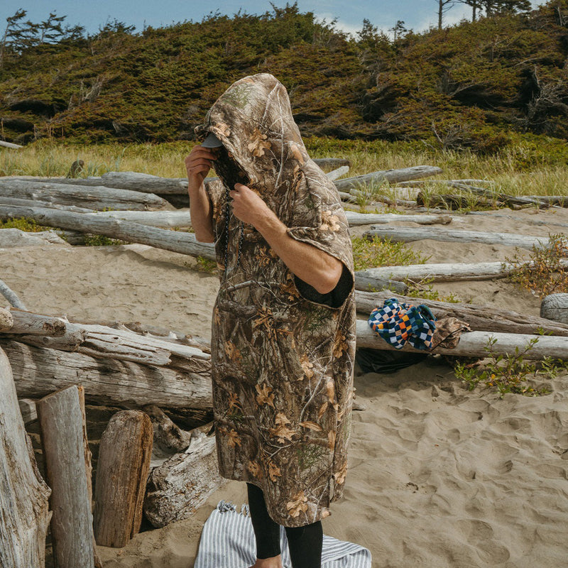 Load image into Gallery viewer, Slowtide Realtree Quick-Dry Hooded Changing Poncho
