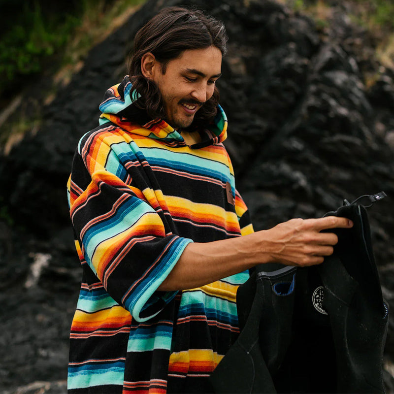 Load image into Gallery viewer, Slowtide El Cap Chilling Fleece Hooded Changing Poncho