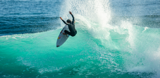 Quicksilver-Surfer-Surfing
