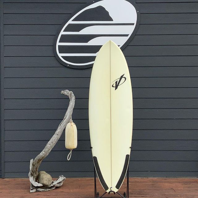Load image into Gallery viewer, Vernor Biscuit 5&#39;10 x 20 ½ x 2 ¾ Surfboard • USED
