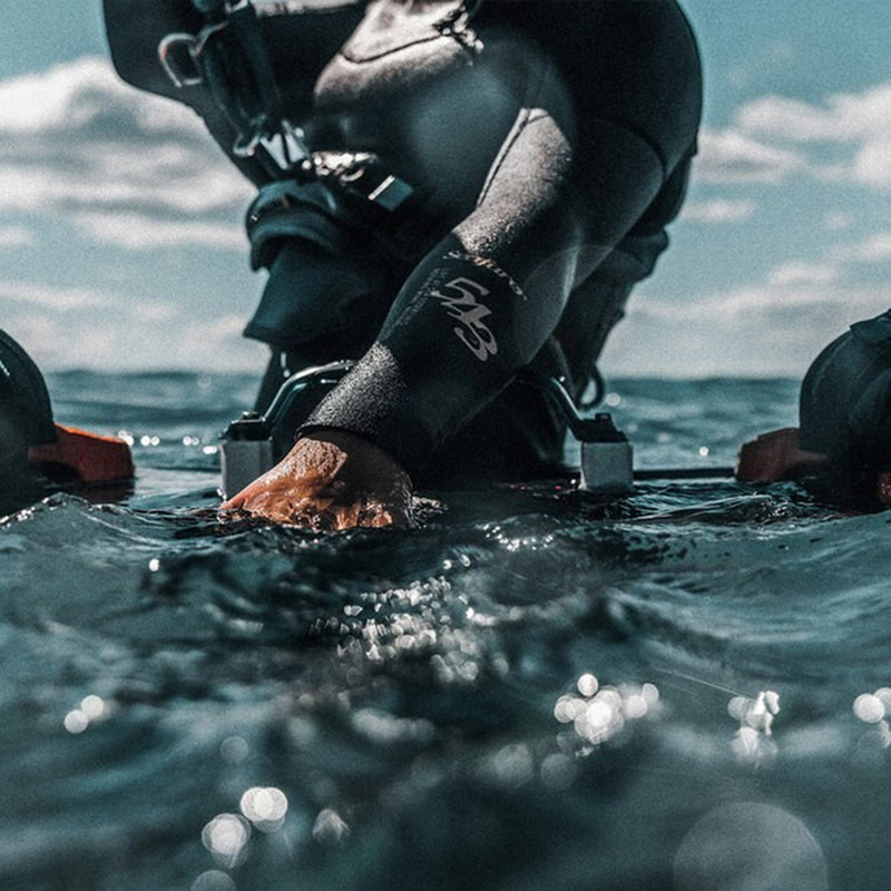 Load image into Gallery viewer, Manera Women's Seafarer 5/4/3 Chest-Zip Wetsuit
