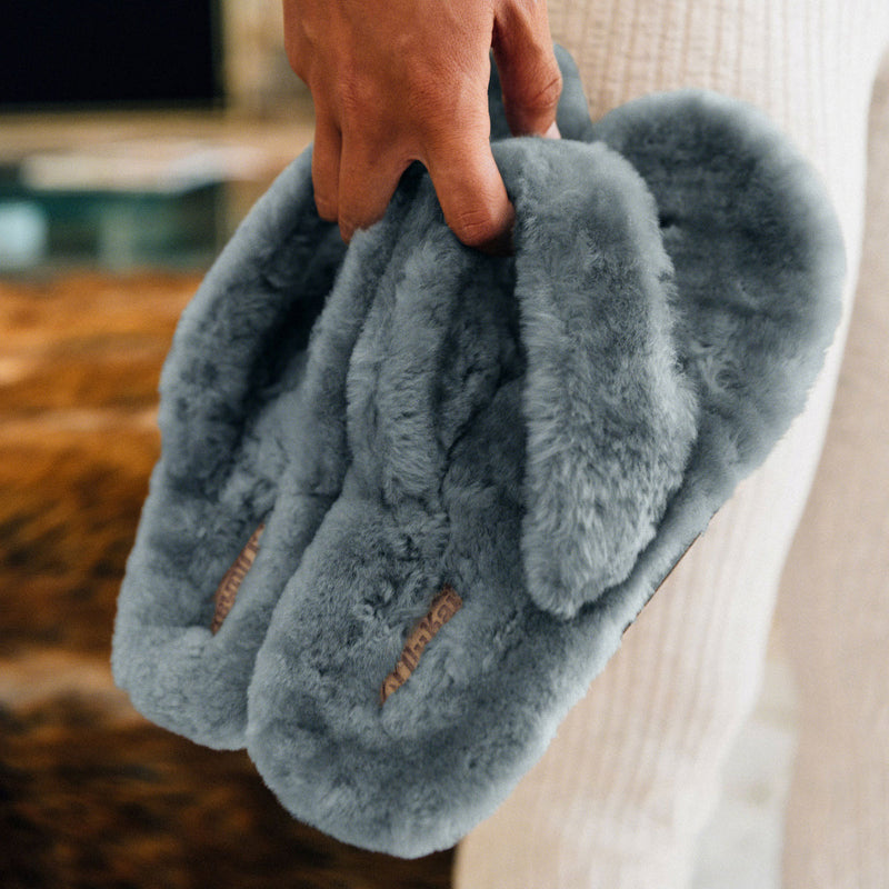 Load image into Gallery viewer, OluKai Women's Kīpe'a Heu Fuzzy Slipper Sandals 16
