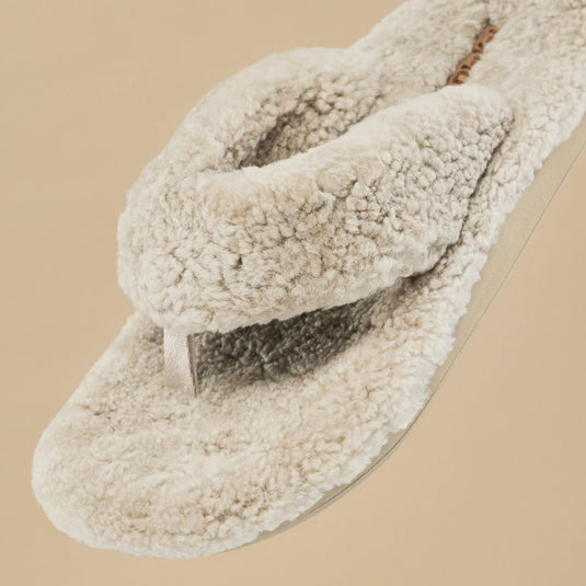 OluKai Women's Kīpe'a Heu Fuzzy Slipper Sandals 5