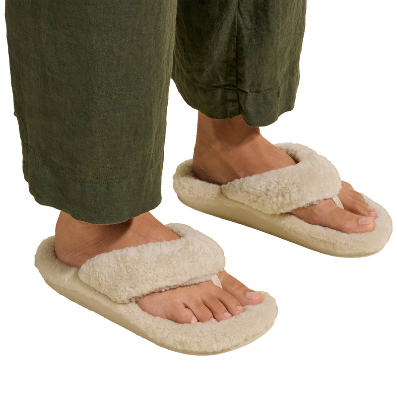 Load image into Gallery viewer, OluKai Women's Kīpe'a Heu Fuzzy Slipper Sandals 3
