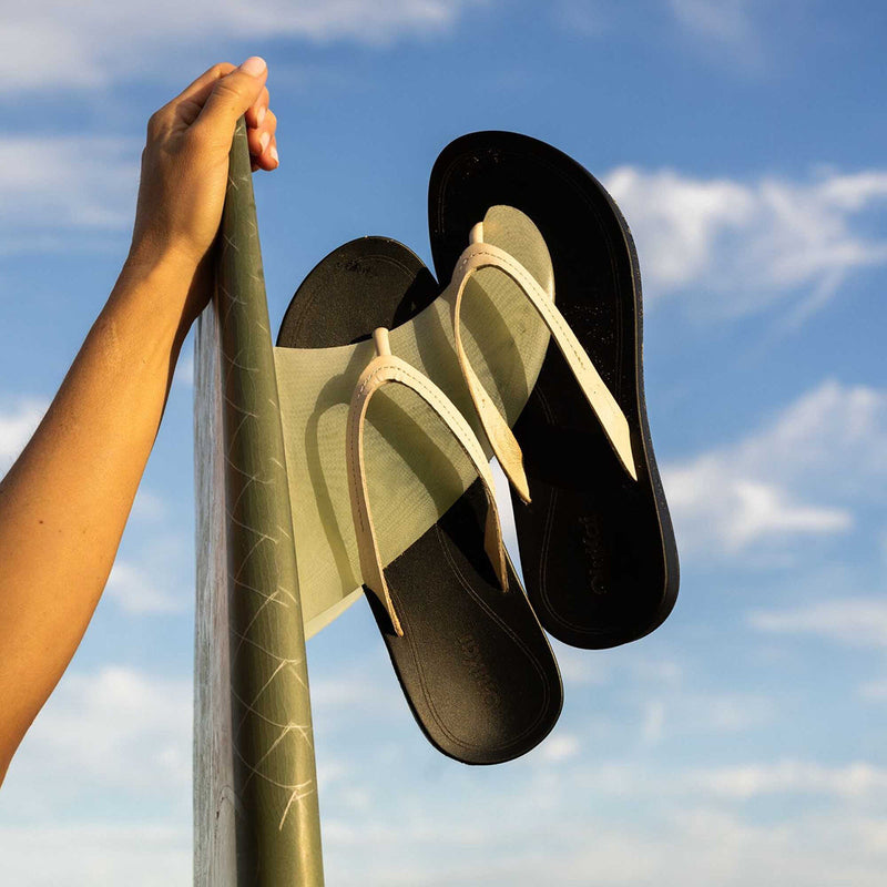 Load image into Gallery viewer, OluKai Women&#39;s Lalahi Leather Beach Sandals
