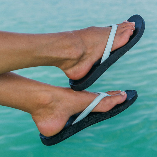 OluKai Women's Puawe Cushioned Beach Sandals