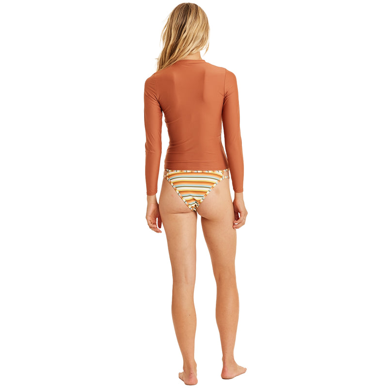 Load image into Gallery viewer, Sisstrevolution Women's Seeker Solid Rash Guard 4
