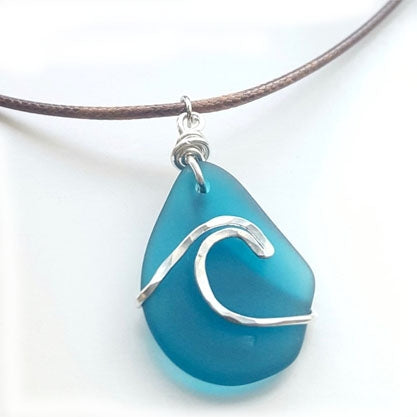 Load image into Gallery viewer, Tumbled &#39;n&#39; Twisted Sea Glass Wave Necklace - Teal
